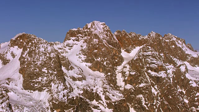 阳光下的山顶被雪覆盖视频素材