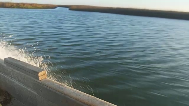 水从船左舷流出视频下载