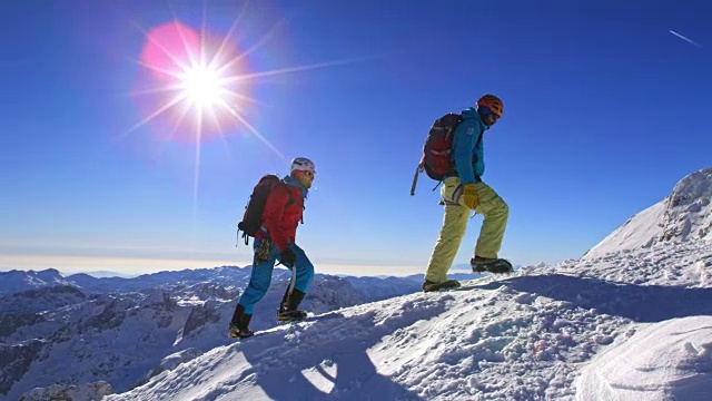 登山队员们正在攀登白雪皑皑的山顶视频素材