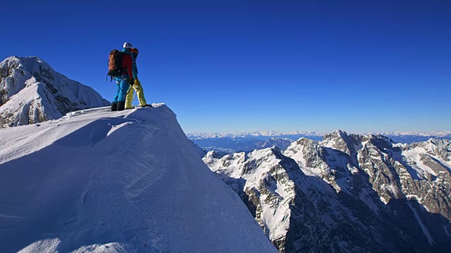 登山队员们站在雪山之巅视频素材