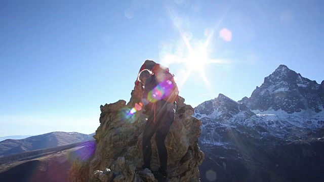 徒步旅行者爬上雪山的顶峰视频素材