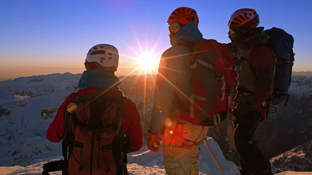 夕阳西下时，雪山顶上的登山队员们视频素材