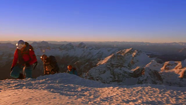 夕阳西下时，登山队员们到达了雪山视频素材