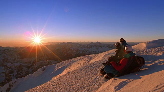 登山者在山顶上欣赏日落视频素材