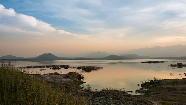 日落后湖泊上空美丽的风景视频素材