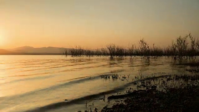 日落后湖泊上空美丽的风景视频素材