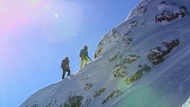 在阳光下攀登雪山视频素材