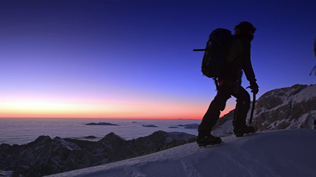 登山运动员在冬天的晚上上山视频素材