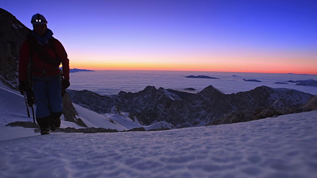 LD登山队员在黄昏时分登上雪山视频素材