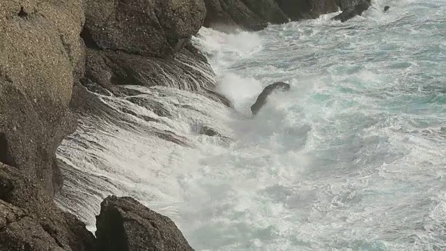 海浪冲击岩石视频素材