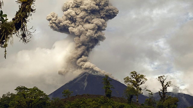 厄瓜多尔雷文多尔火山喷发视频素材