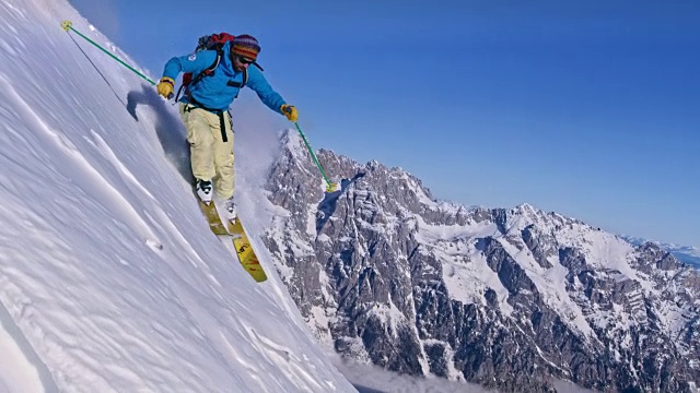 SLO MO TS在阳光下滑下山坡视频素材