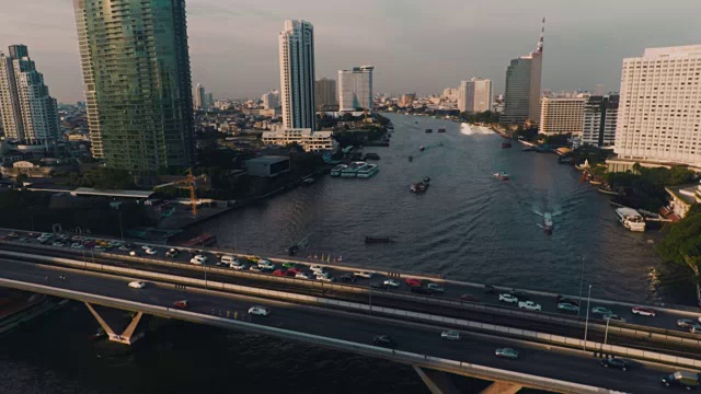 鸟瞰图横跨湄南河的他信大桥视频素材