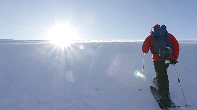 登山者攀登白雪覆盖的高山视频素材