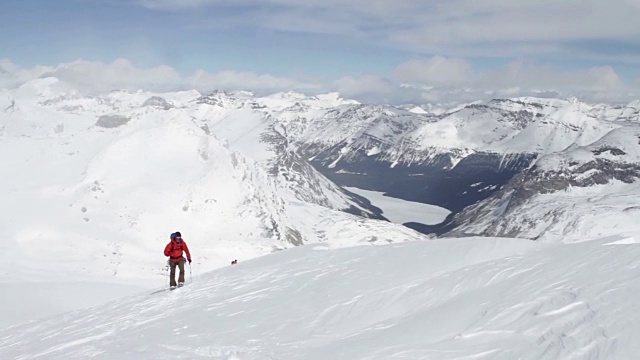 登山者攀登白雪覆盖的高山视频素材