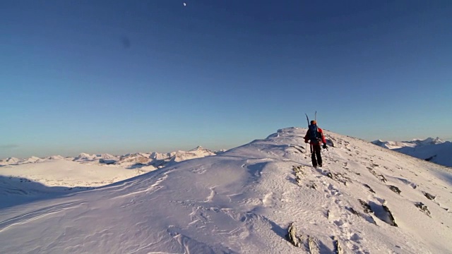 登山者攀登白雪覆盖的高山视频素材