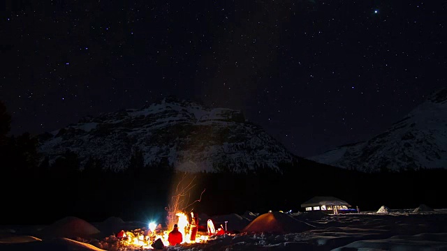 冬季露营的夜间时间视频素材