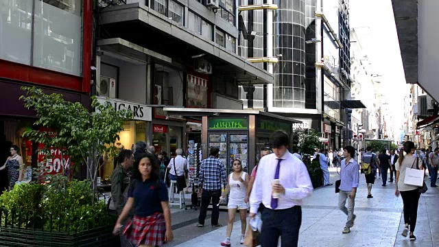 阿根廷布宜诺斯艾利斯著名的Galerias Pacifico购物中心购物和餐饮在市中心步行购物者视频素材