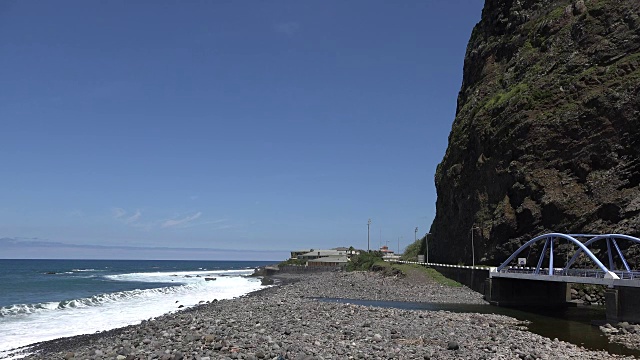 马德拉卵石滩和北岸大桥视频素材