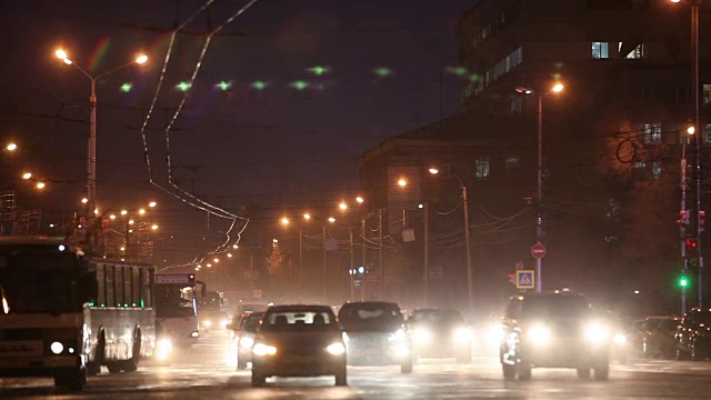 冬季夜晚的城市交通。视频素材