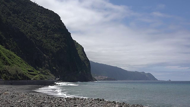 马德拉群岛的海浪拍打着北岸的岩石视频素材