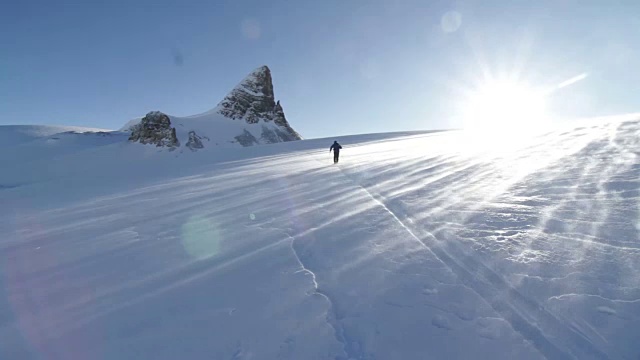 登山者攀登白雪覆盖的高山视频素材