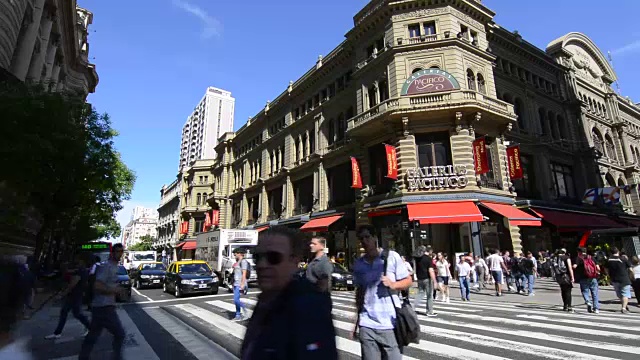 阿根廷布宜诺斯艾利斯Galerias Pacifico著名的购物和餐饮商场，位于市中心入口和交通外视频素材