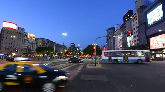 阿根廷布宜诺斯艾利斯的胡利奥大道9号是世界上最宽的街道，晚上Corrientes大街的车流模糊了车灯视频素材