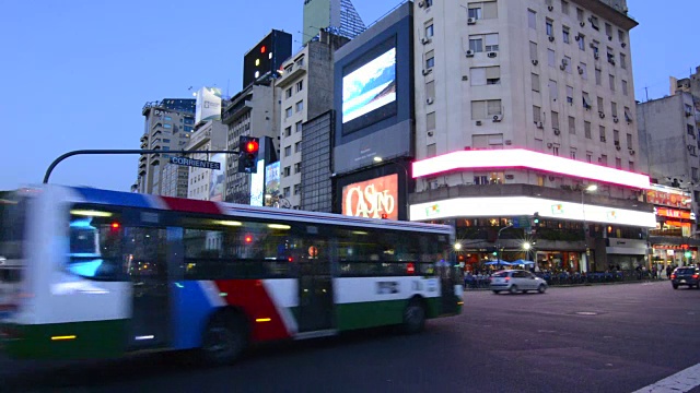 阿根廷布宜诺斯艾利斯的胡利奥大道9号是世界上最宽的街道，晚上Corrientes大街的车流模糊了车灯视频素材