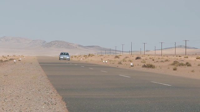 纳米比亚，鲁德里茨，穿过纳米布沙漠的开放道路视频素材