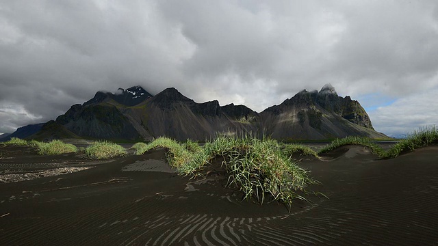 冰岛Vestrahorn山移动云的延时视频视频素材