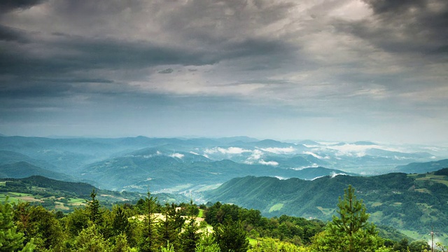 雨在河视频素材