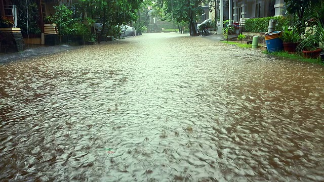 城市环境中的街道洪水视频素材