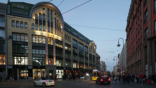 米特森(Mitte Szene)的《街道生活，交通和火车》(Streetlife, Traffic and Train)视频素材