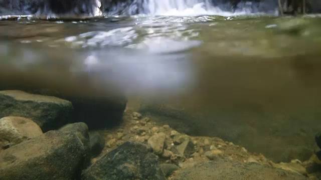 厄瓜多尔亚马逊雨林中的瀑布。视频素材