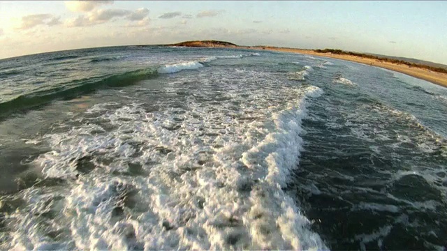 一架轻型飞机飞越地中海海岸视频素材