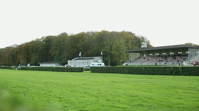 MS R/F View of Horses gallodown home stretch / Krefeld，北莱茵威斯特伐利亚，德国视频素材