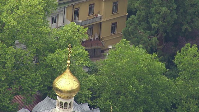 CU AERIAL TS教堂圆顶顶部，带有房屋和停车场/巴登-巴登，符腾堡州，德国视频素材