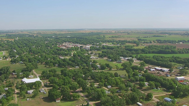 CU AERIAL LA TU Over green field and Over silo to reveal town / Red Cloud，内布拉斯加州，美国视频素材