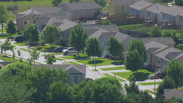 美国奥马哈/内布拉斯加州郊区住宅区屋顶的MS AERIAL Shot视频素材