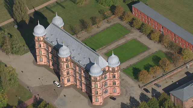 德国巴登符腾堡州卡尔斯鲁厄市戈特索宫的CU AERIAL ZO景观视频素材