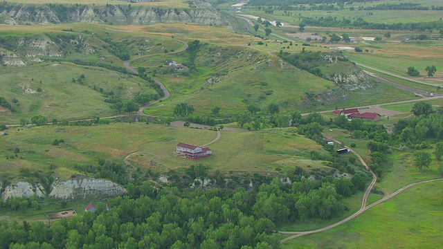 CU AERIAL TS ZO拍摄于Chateau de Mores的窗户，然后回到荒地/梅多拉，北达科他州，美国视频素材