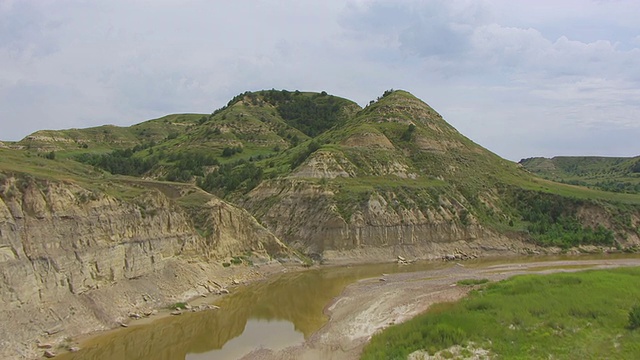 美国北达科他州西奥多罗斯福国家公园里的小密苏里河和荒地山视频素材