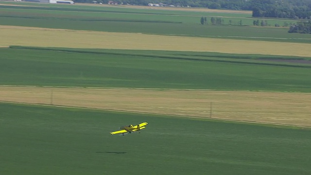 美国北达科塔州瓦普顿的黄色飞机撒农药田的MS AERIAL TS照片视频素材