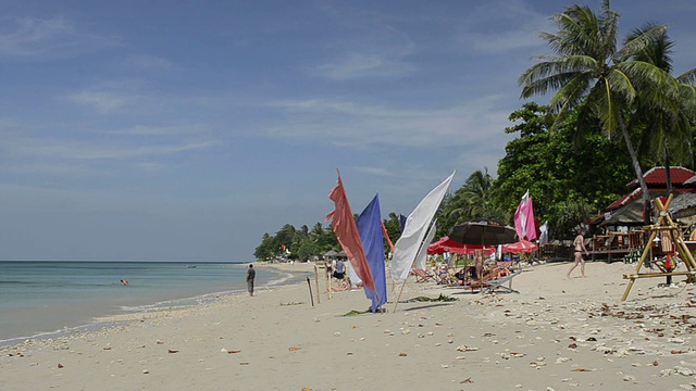 泰国甲米省，人们在Klong Khong海滩和餐厅享受旗帜/ Ko Lanta岛视频素材