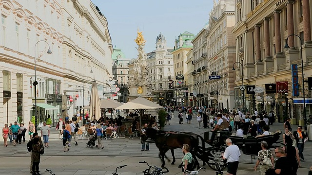 行人格拉本街(WS View of walking Graben Street):奥地利维也纳，人们在老城建筑和商店前漫步视频素材