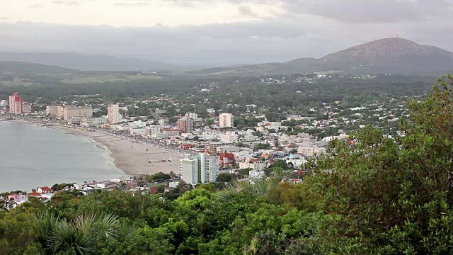 从cerro San Antonio(圣安东尼奥山)看Piriápolis视频素材