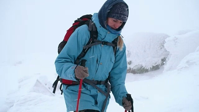 在白雪覆盖的山上独自旅行的女性视频素材