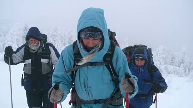 在暴风雪中爬山视频素材