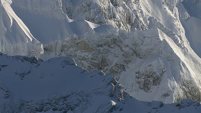 被雪覆盖的山鸟瞰图/ Oberstdorf，巴伐利亚，德国视频素材